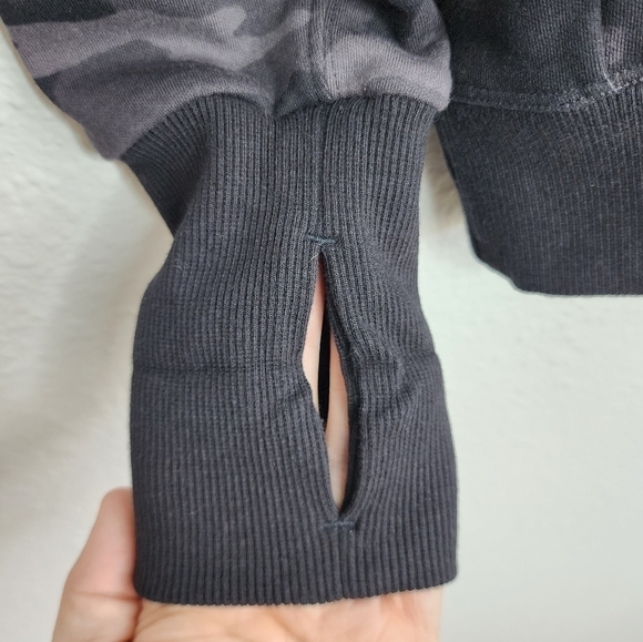 Athleta Triumph Camo Crewneck Sweatshirt Thumb Holes Black Gray XXS - Picture 4 of 12